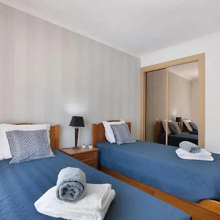 Constanca Βίλα *